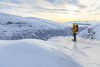 © kjekol / Getty Images - Randonnée à raquettes en Norvège Randonnée à raquettes en Norvège