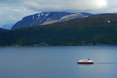 L'Express côtier Hurtigruten au nord de Tromso 