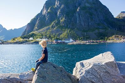 Enfant assis sur un rocher - Lofoten - Norvège