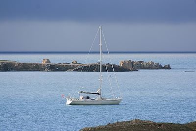 Les Lofoten à la voile, entre fjords et lumières