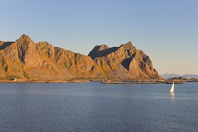 Les Lofoten à la voile, entre fjords et lumières