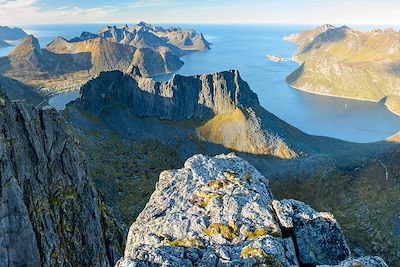 © Terje / Adobe Stock - Vue panoramique - Île de Senja - Lofoten - Norvège Vue panoramique - Île de Senja - Lofoten - Norvège