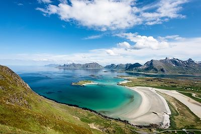 © Lars Böske / Adobe Stock - Plage et montagnes - Vestvåg - Lofoten - Norvège Plage et montagnes - Vestvåg - Lofoten - Norvège