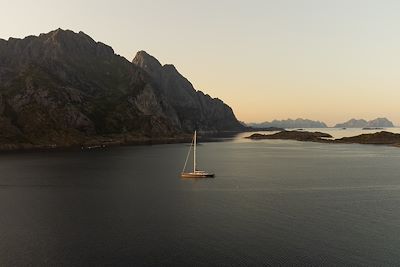 © John N / Adobe Stock - Voilier - Lofoten - Norvège Voilier - Lofoten - Norvège