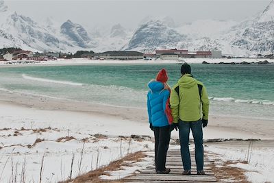 © CH/Visit Norway - Couple à Lofoten - Norvège Couple à Lofoten - Norvège