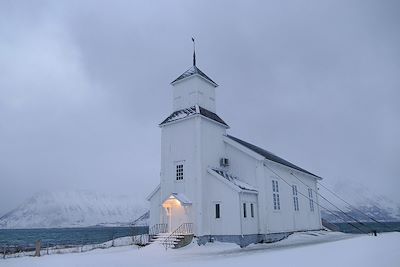 © Michel Dastillung - Eglise de Gimsoya - Iles Lofoten - Norvège Eglise de Gimsoya - Iles Lofoten - Norvège