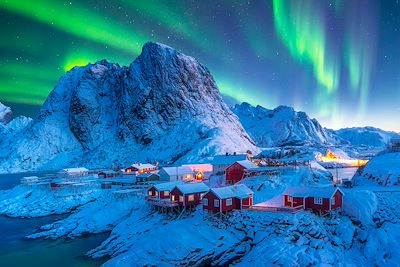 © Boonchet Ch / Getty Images - Aurore boréale - Festhelltinden - Lofoten - Norvège Aurore boréale - Festhelltinden - Lofoten - Norvège