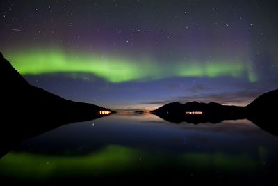 © Gaute Bruvik - Fjord - Îles Lofoten - Norvège Fjord - Îles Lofoten - Norvège