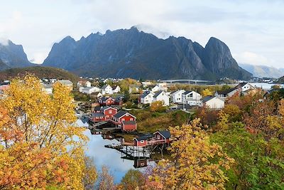 © Mauritius / hemis.fr - L'automne à Reine - Moskenes - Iles Lofoten - Norvège L'automne à Reine - Moskenes - Iles Lofoten - Norvège