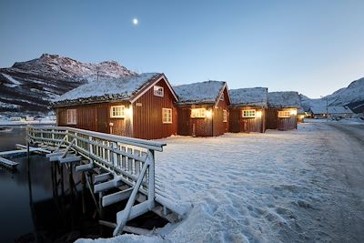 ©  Jon Arnold Images/ hemis.fr - Maison de pêcheur - Alpes de Lyngen - Tromso - Norvège Maison de pêcheur - Alpes de Lyngen - Tromso - Norvège