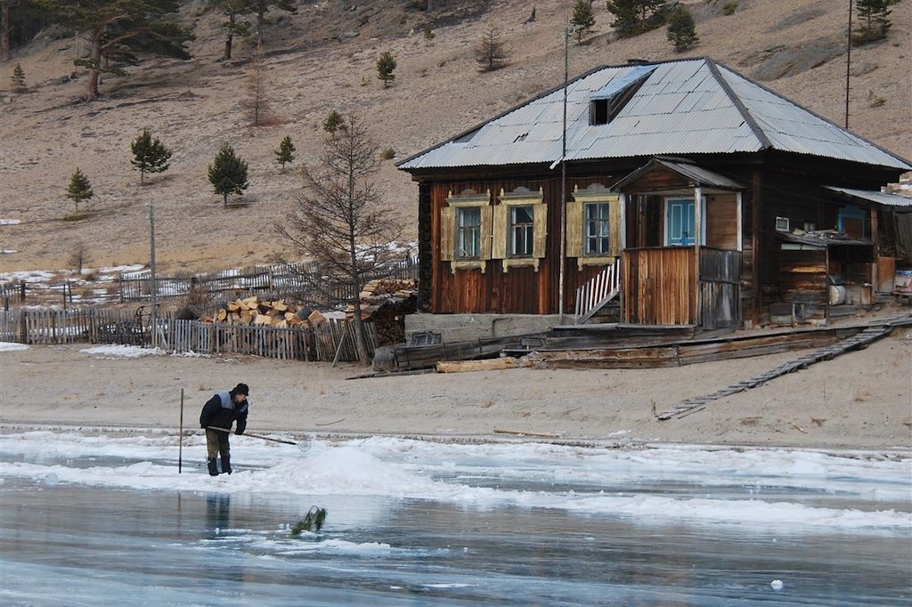 Maison sur les rives du Lac Baikal gelé - Russie