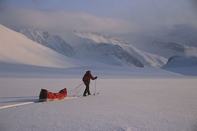© Minden / hemis.fr - Personne skiant à travers la neige de Ny Alesund à Longyearbyen Personne skiant à travers la neige de Ny Alesund à Longyearbyen