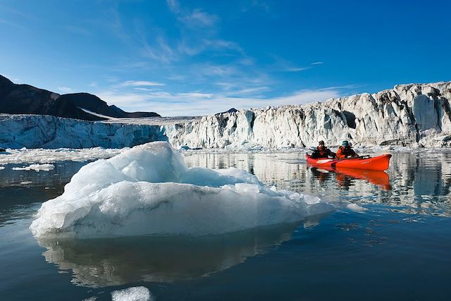 Voyage En kayak sur les rives de l'océan glacial arctique