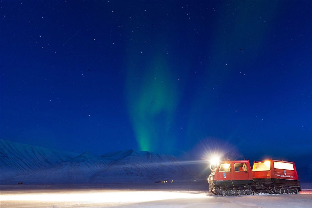 Snowcat sous aurore boréale - Spitzberg - Norvège