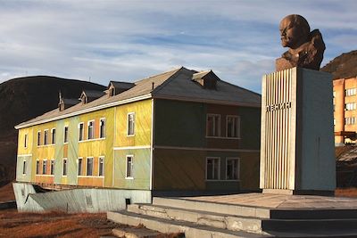 © Spitsbergen Travel - Buste de Lénine - Barentsburg - Spitzberg - Norvège Buste de Lénine - Barentsburg - Spitzberg - Norvège