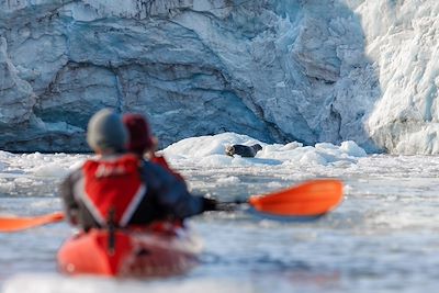 © GODIN Stéphane / hemis.fr - Kayak dans l'Isfjord - Spitzberg - Norvège Kayak dans l'Isfjord - Spitzberg - Norvège