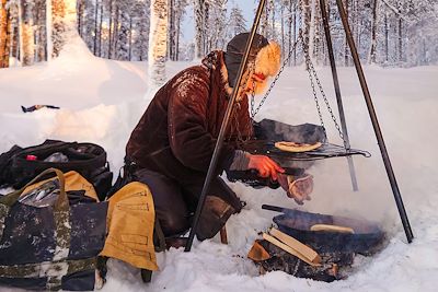 Déjeuner autour d'un rond de feu - Laponie suédoise - Suède