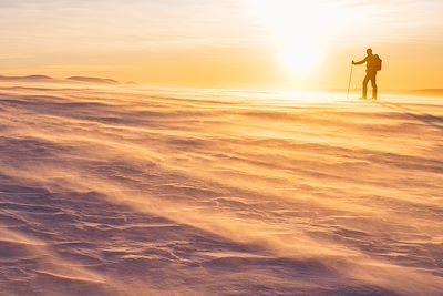 © Johner Images / Getty Images - Silhouette skieur au coucher de soleil Silhouette skieur au coucher de soleil