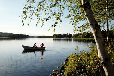 © Jonatan Stålhös/imagebank.sweden.se - Enfants en bateau sur un lac en Laponie suédoise - Suède Enfants en bateau sur un lac en Laponie suédoise - Suède