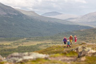 © Niclas Vestefjell/imagebank.sweden.se - Randonnée en famille en Laponie suédoise - Suède Randonnée en famille en Laponie suédoise - Suède