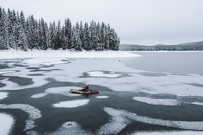 Kayak sur un lac gelé 