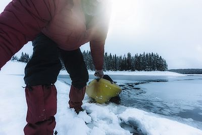 Kayak sur un lac gelé 