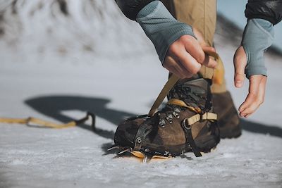 Randonnée glaciaire avec des chaussures à crampons 