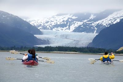 Kayak sur le lac face aux montagnes - Juneau 