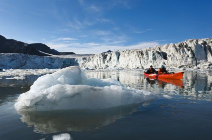 En kayak sur les rives de l'océan glacial arctique