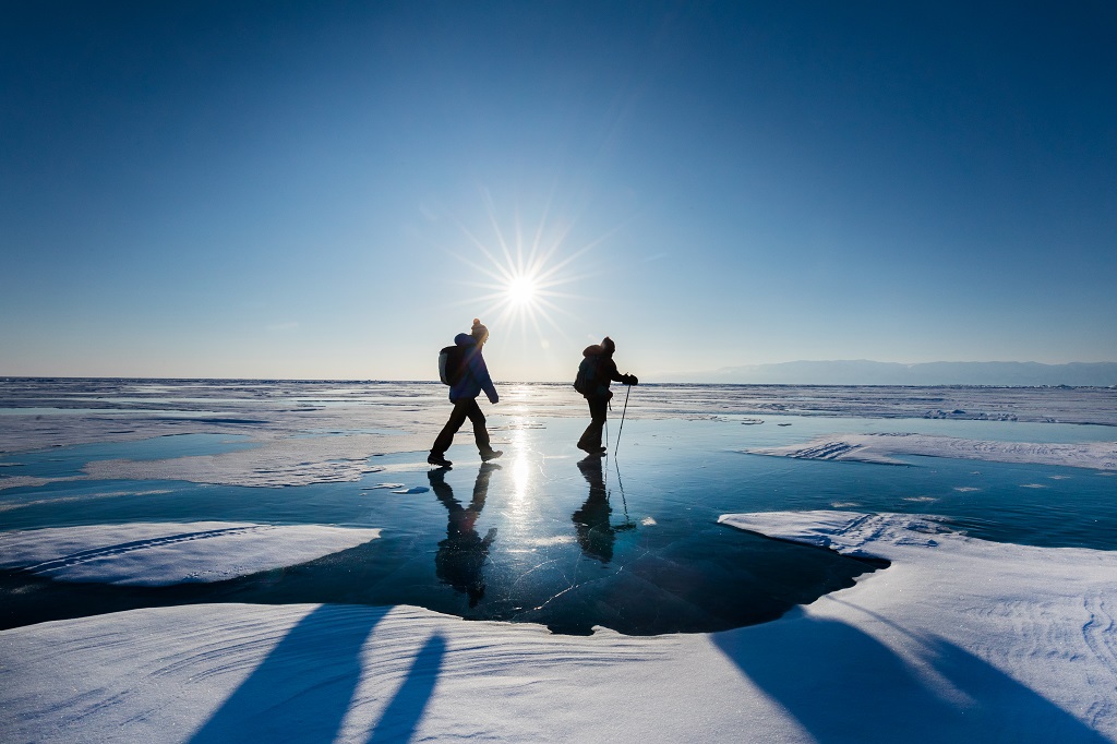 A travers la glace, près des berges, il est possible d'apercevoir le fond et les poissons malgré une épaisseur qui peut atteindre 2 mètres. - ©Brice Portolano