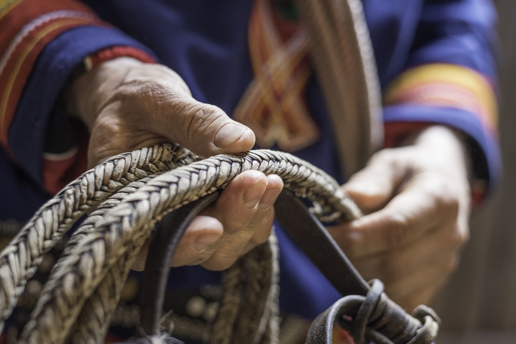 Lasso traditionnel sami en cuir de renne - ©Henri Bourgeois-Costa