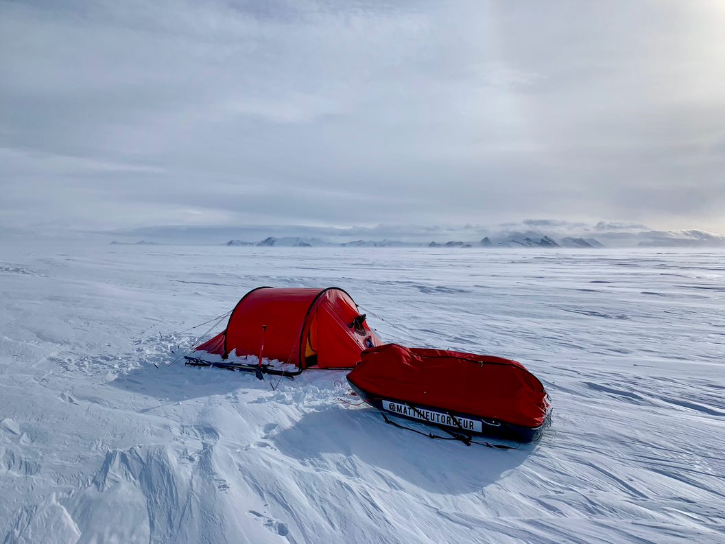 La tente est mon seul refuge pendant presque deux mois. Tout ce que je transporte a une utilité, rien n'est laissé au hasard. - ©Matthieu Tordeur