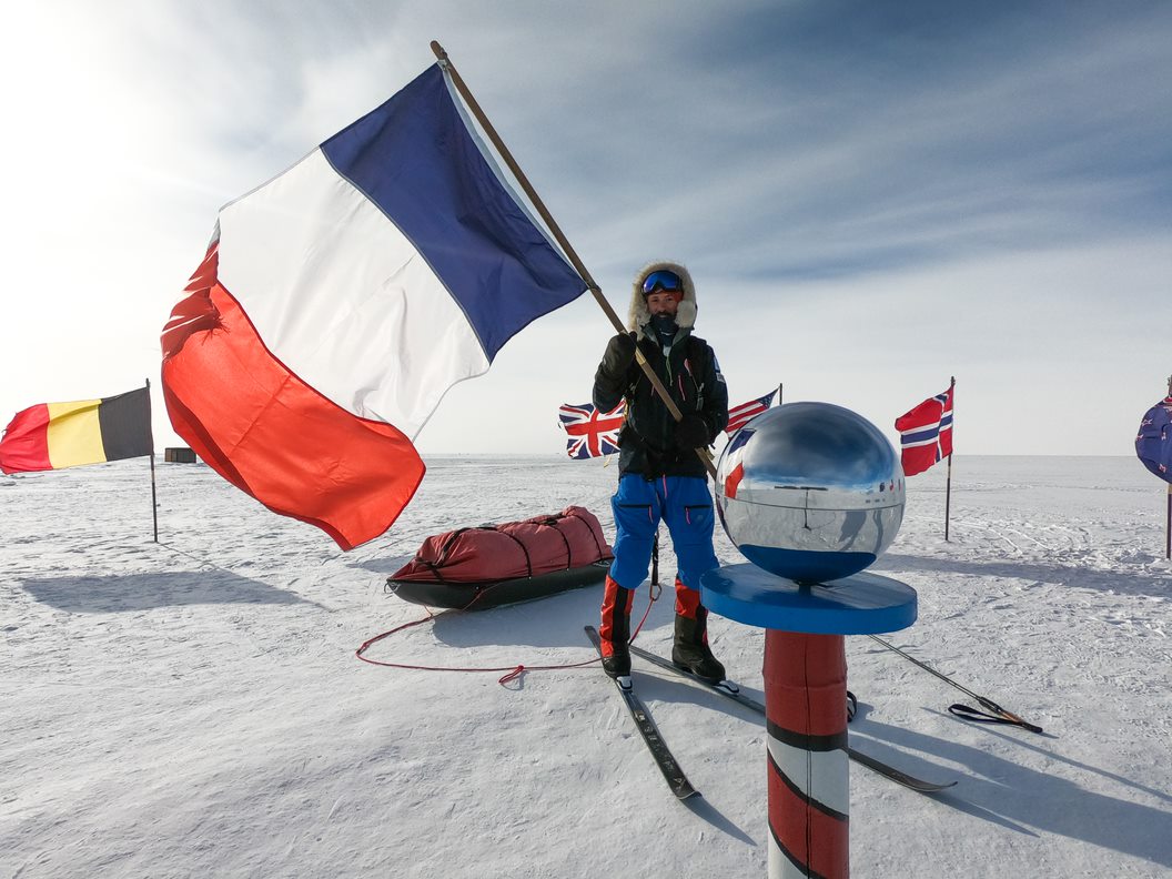 J'y suis ! Après 51 jours d'efforts, j'atteins la base Amundsen-Scott et la sphère métallique matérialisant le pôle Sud. J'en ai tellement rêvé... - ©Matthieu Tordeur